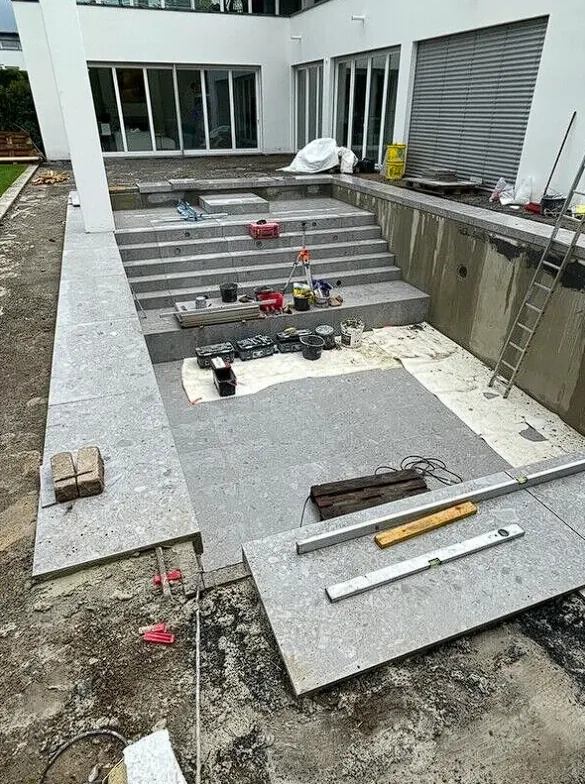 Terrasse und Treppe aus Großformatplatten im Bau
