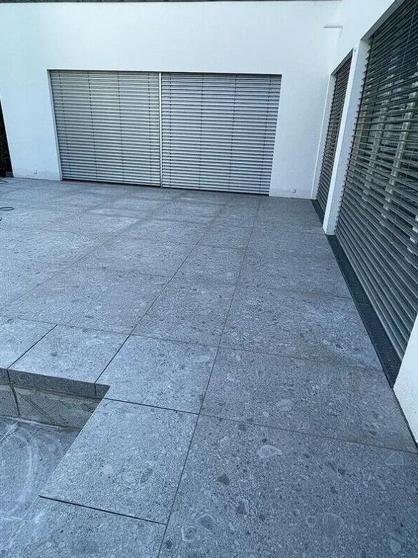 Großformatige Bodenplatten in Terrazzo-Optik