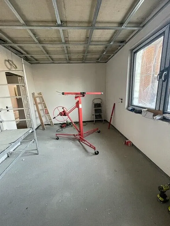 Unterkonstruktion einer Trockenbaudecke mit Plattenheber