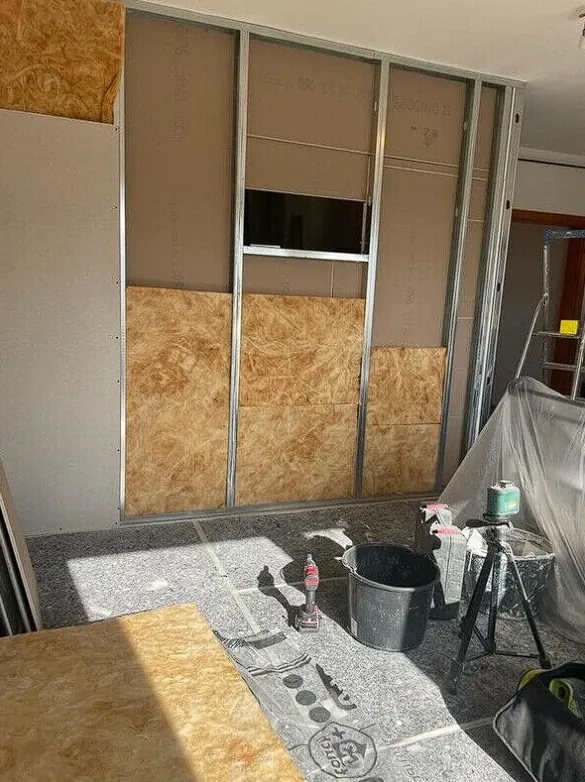 Trockenbauwand mit Metallständerwerk und Dämmung